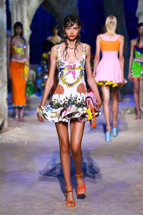 versace pasarela 2021|versace greek dress 2021.